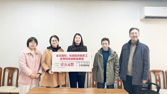 人们站在一起合影的一群人中度可信度描述已自动生成